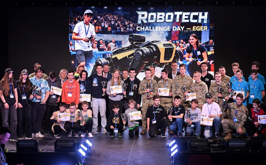 Robotkutyák, drónok és önvezető járművek vették birtokba szerdán az egri Kemény Ferenc Sportcsarnokot. A RoboTech Challenge Day keretében hazánk első nemzetközi robotkutya-versenyét rendezik meg, ahol majd’ félszáz diákcsapat méri össze tudását látványos és innovatív technológiai kihívásokban.